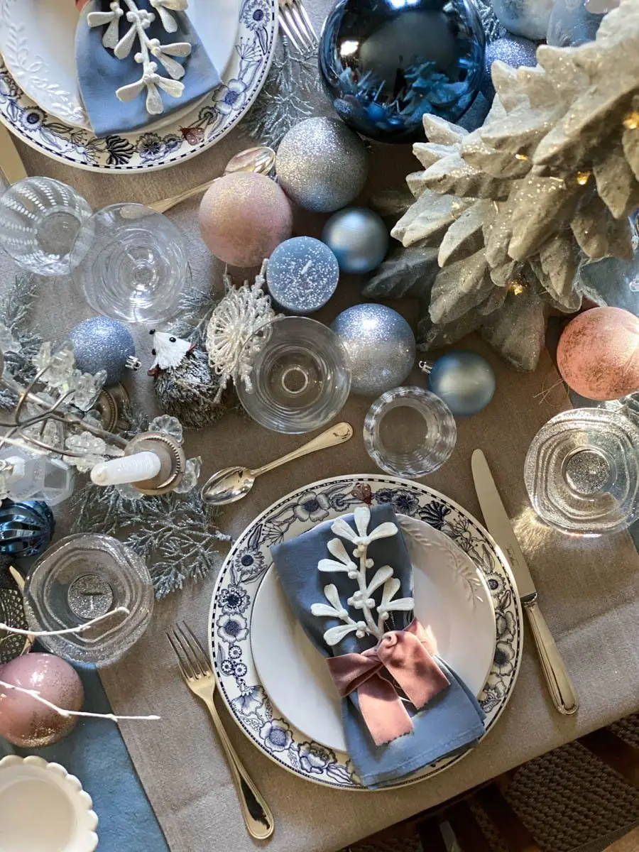 table de Noël féerique et glacée winter wonderland tablescape