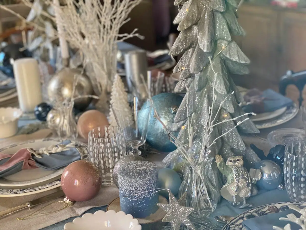 table de Noël féerique et glacée winter wonderland tablescape
