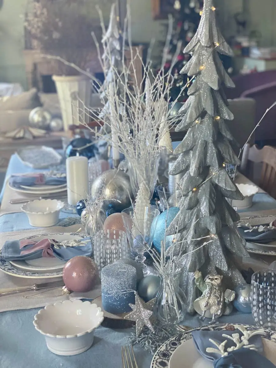 table de Noël féerique et glacée French Christmas tablescape winter wonderland