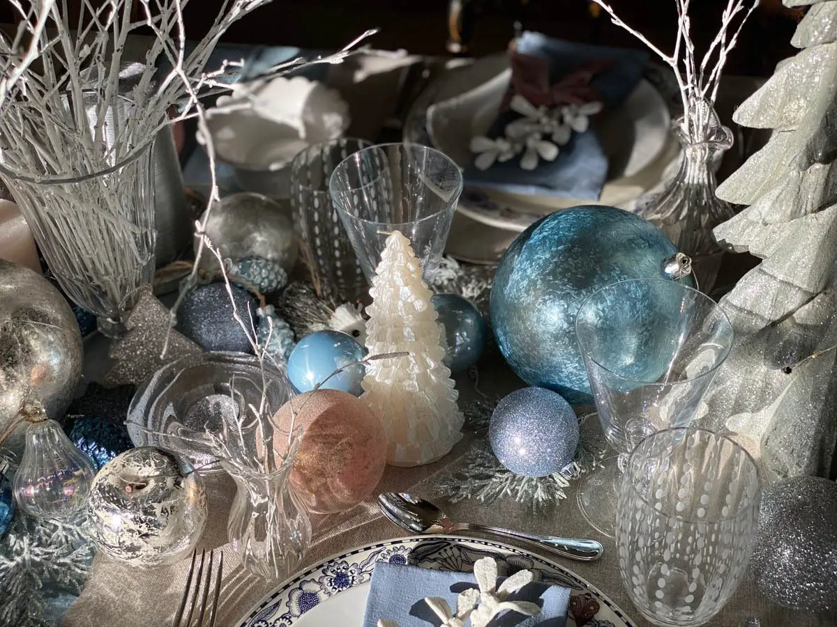 table de Noël féerique et glacée winter wonderland tablescape