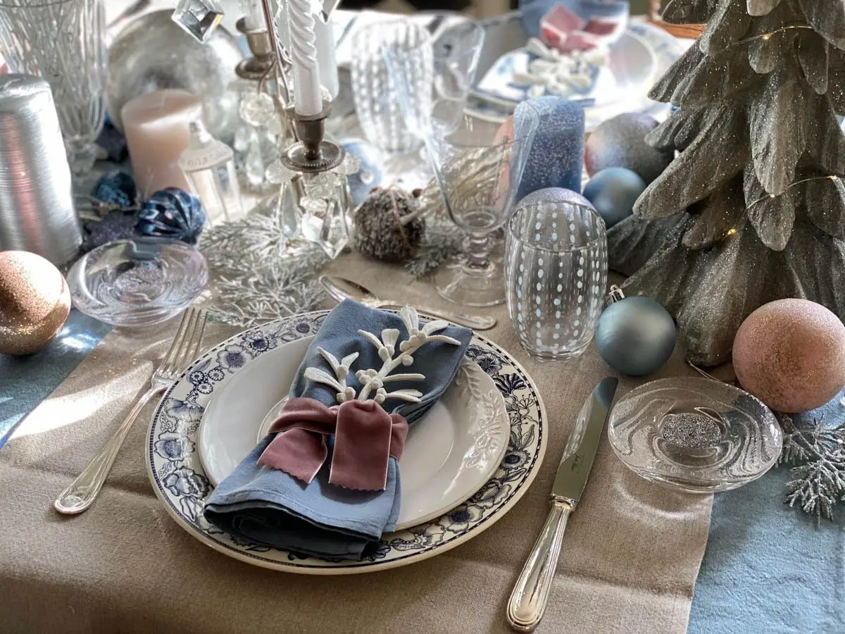 table de Noël féerique et glacée winter wonderland tablescape