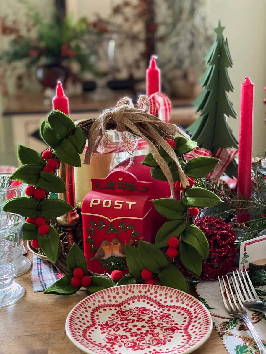 une table de noël traditionnelle et rustique Christmas tablescape traditional and rustic