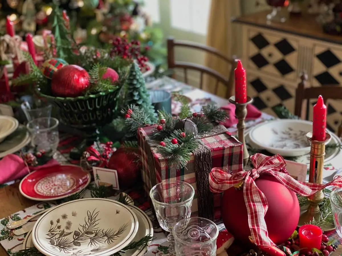 une table de noël traditionnelle et rustique Christmas tablescape traditional and rustic