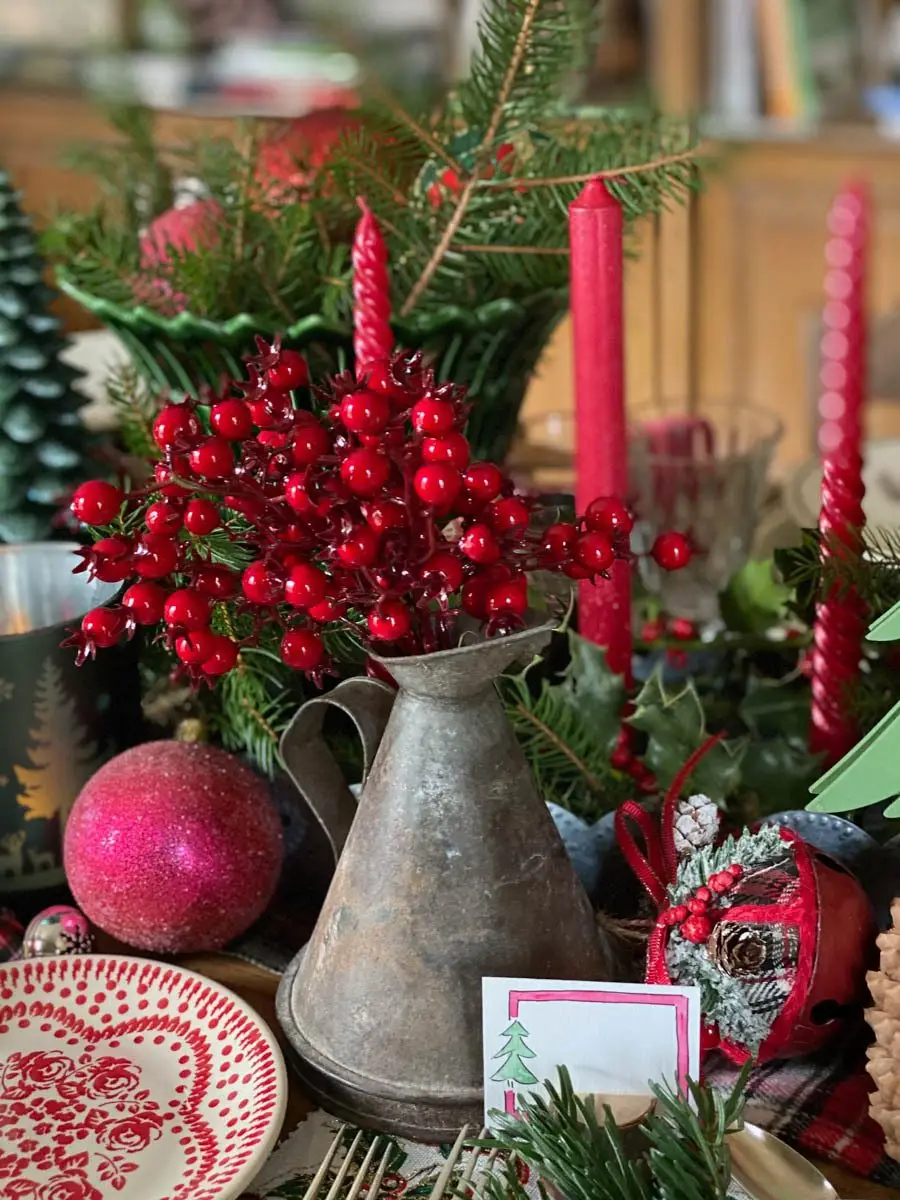 une table de noël traditionnelle et rustique Christmas tablescape traditional and rustic