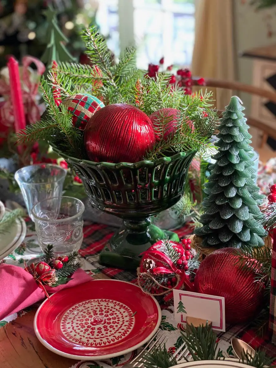 une table de noël traditionnelle et rustique Christmas tablescape traditional and rustic