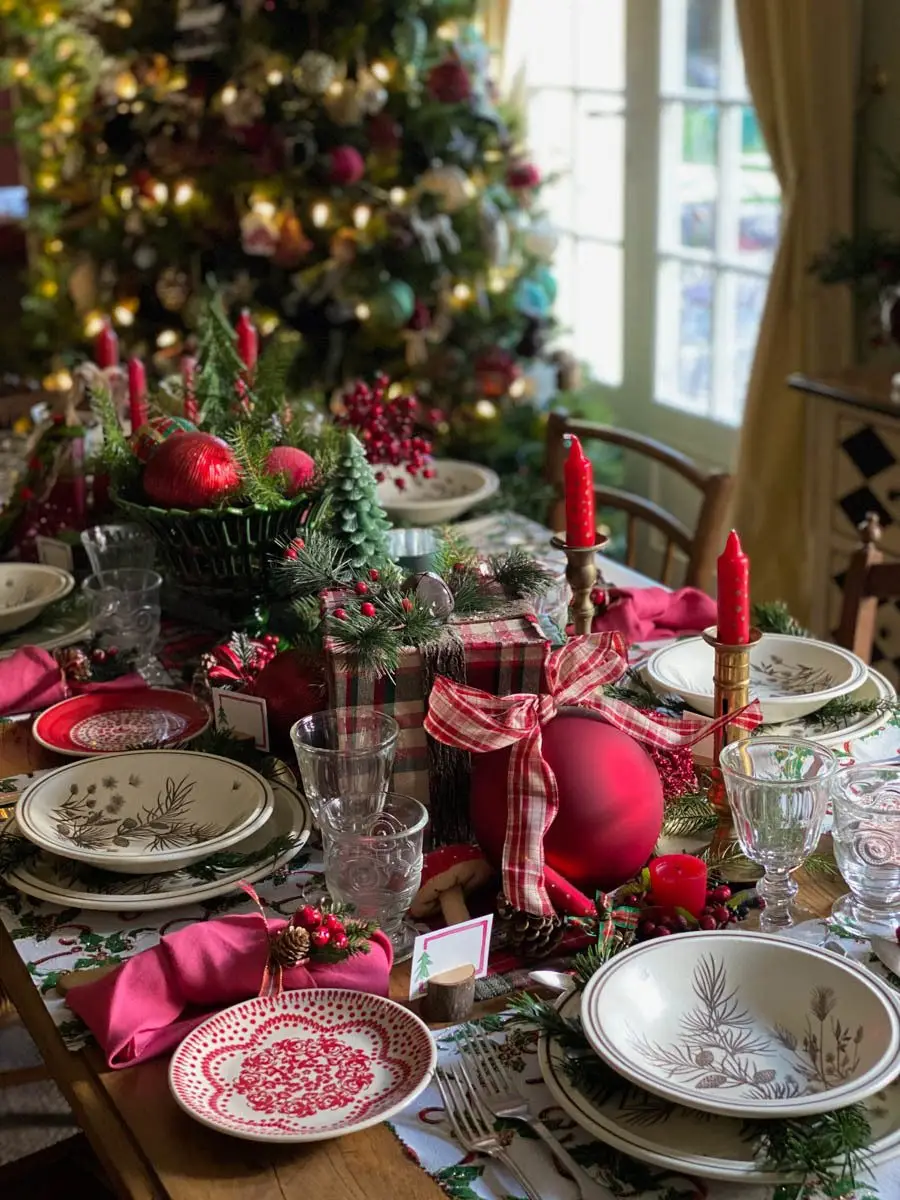 une table de noël traditionnelle et rustique Christmas tablescape traditional and rustic