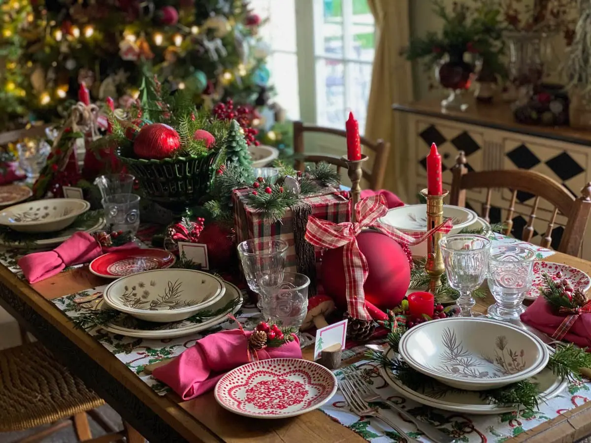 une table de noël traditionnelle et rustique Christmas a traditional and rustic christmas table