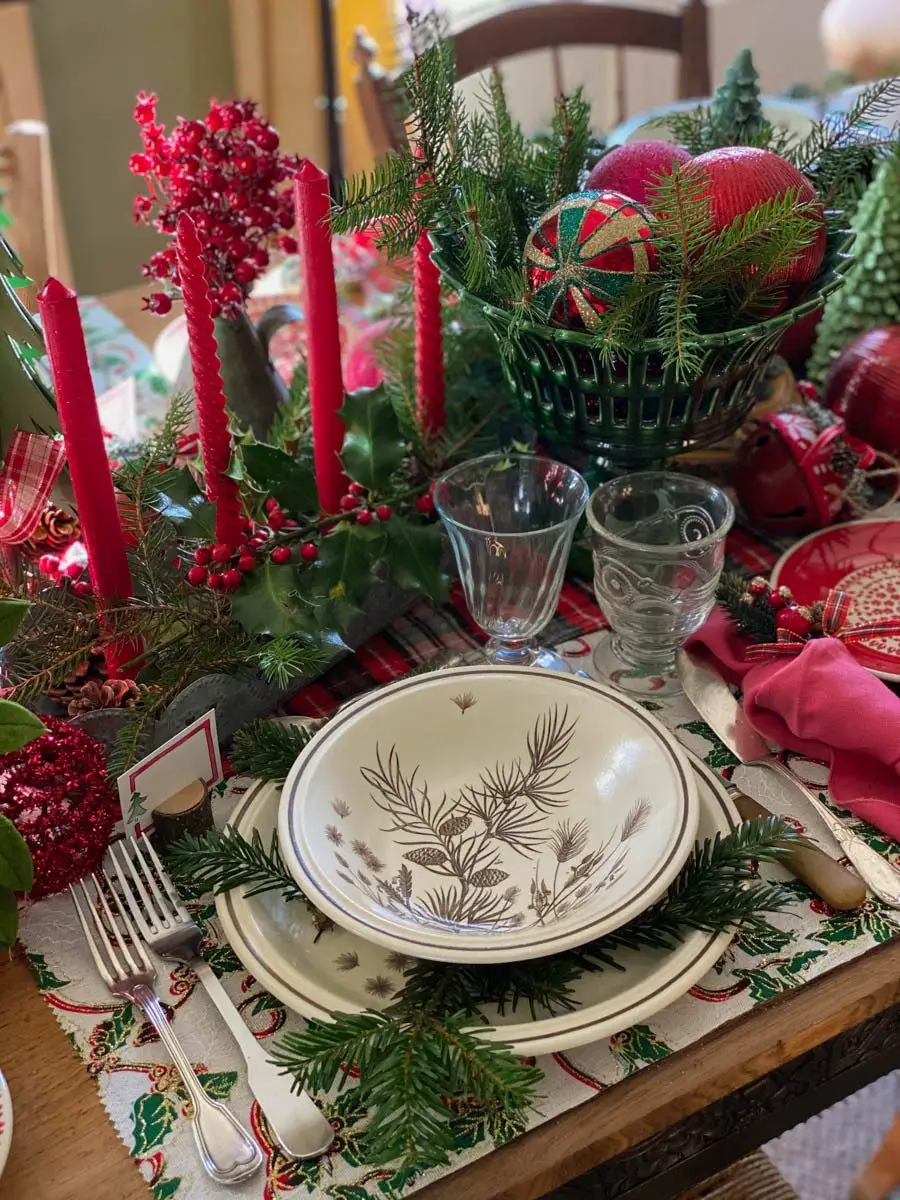 une table de noël traditionnelle et rustique Christmas tablescape traditional and rustic