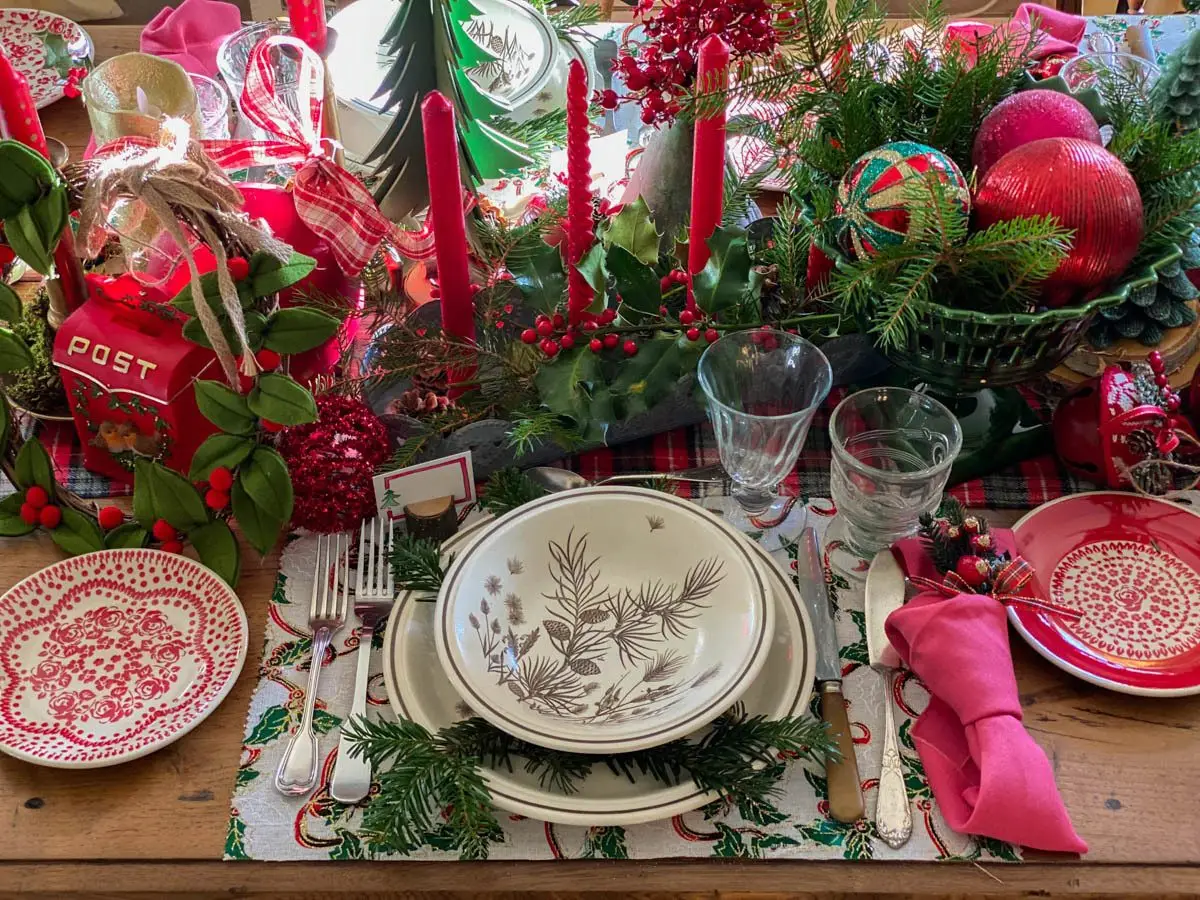 une table de noël traditionnelle et rustique Christmas tablescape traditional and rustic