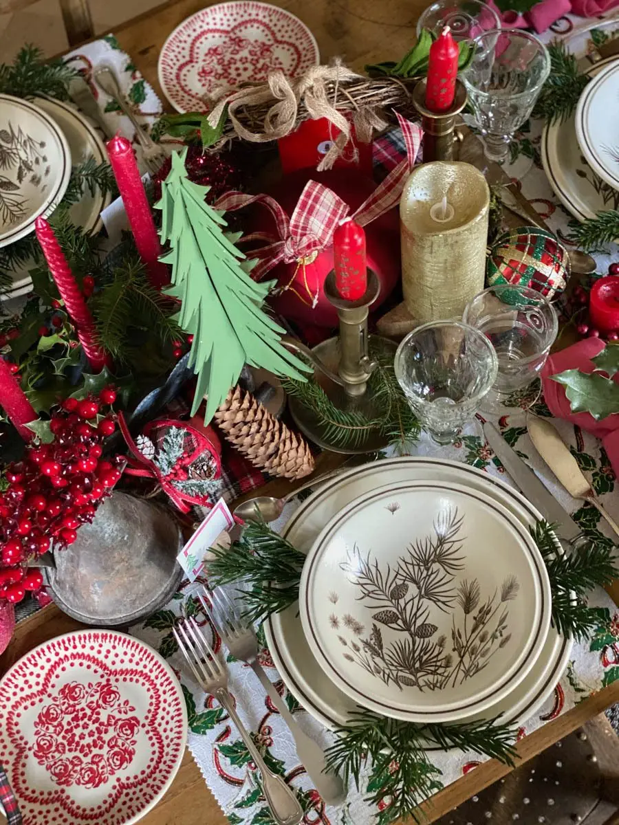 une table de noël traditionnelle et rustique Christmas tablescape traditional and rustic