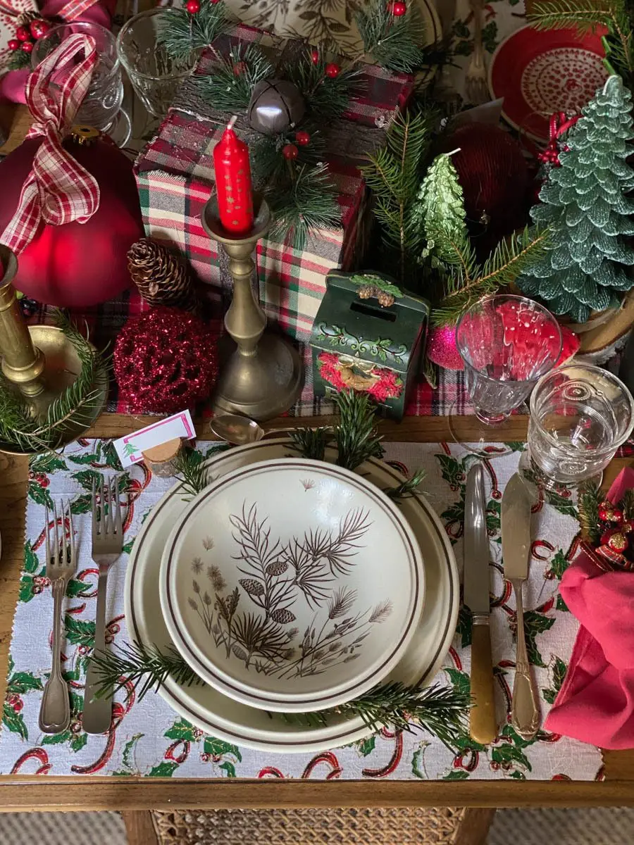 une table de noël traditionnelle et rustique Christmas a traditional and rustic christmas table