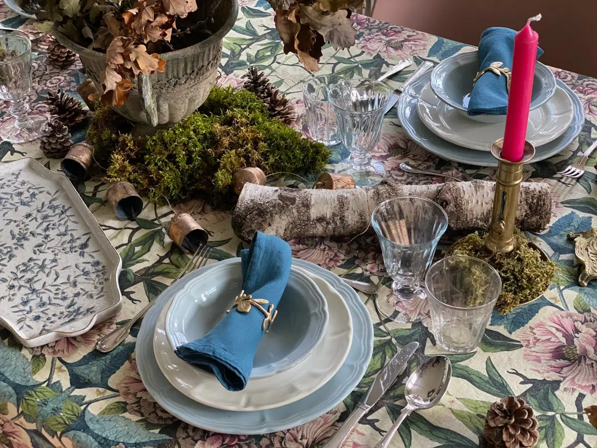 une table de style rustique en hiver