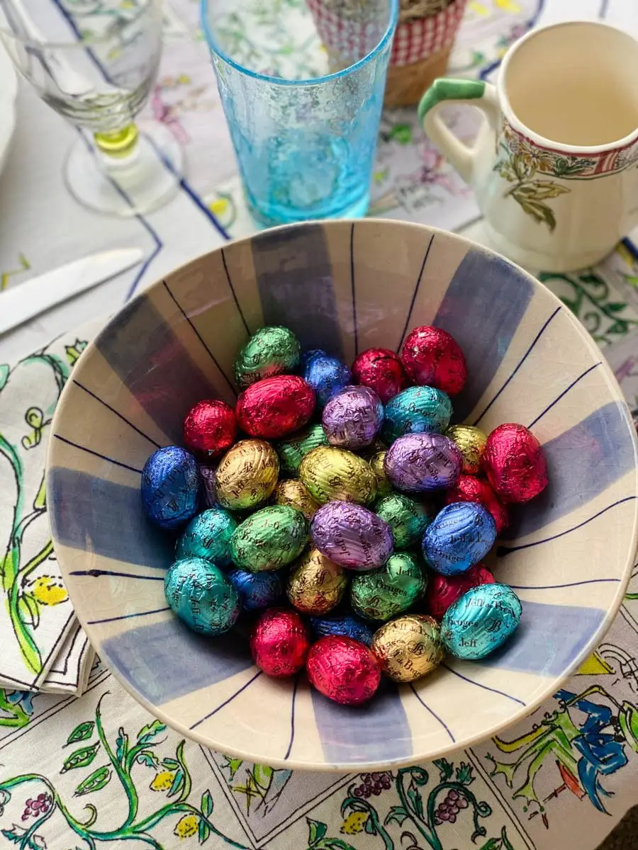 table de pâques oeufs