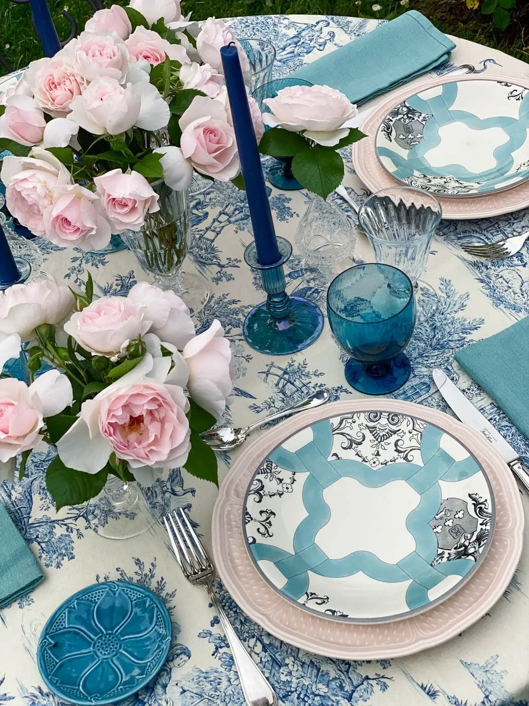 table estivale toile de jouy roses dior summer table Gien