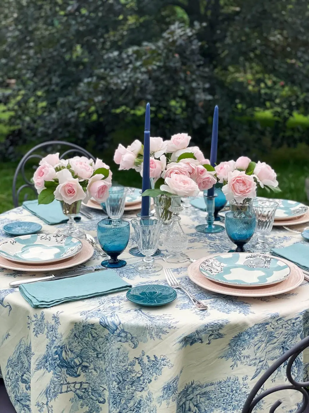 table estivale toile de jouy roses dior summer table
