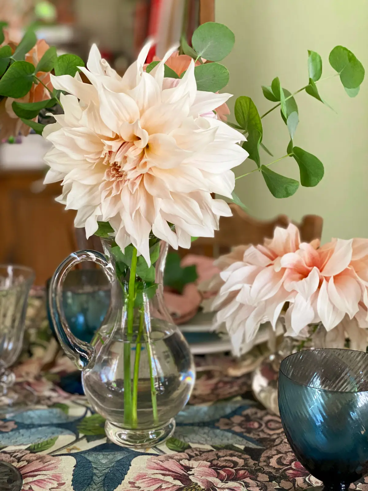 table automnale dahlias cafe au lait fall tablescape-08