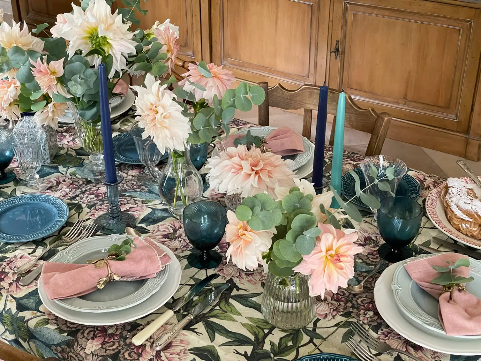 table automnale dahlias cafe au lait fall tablescape-17