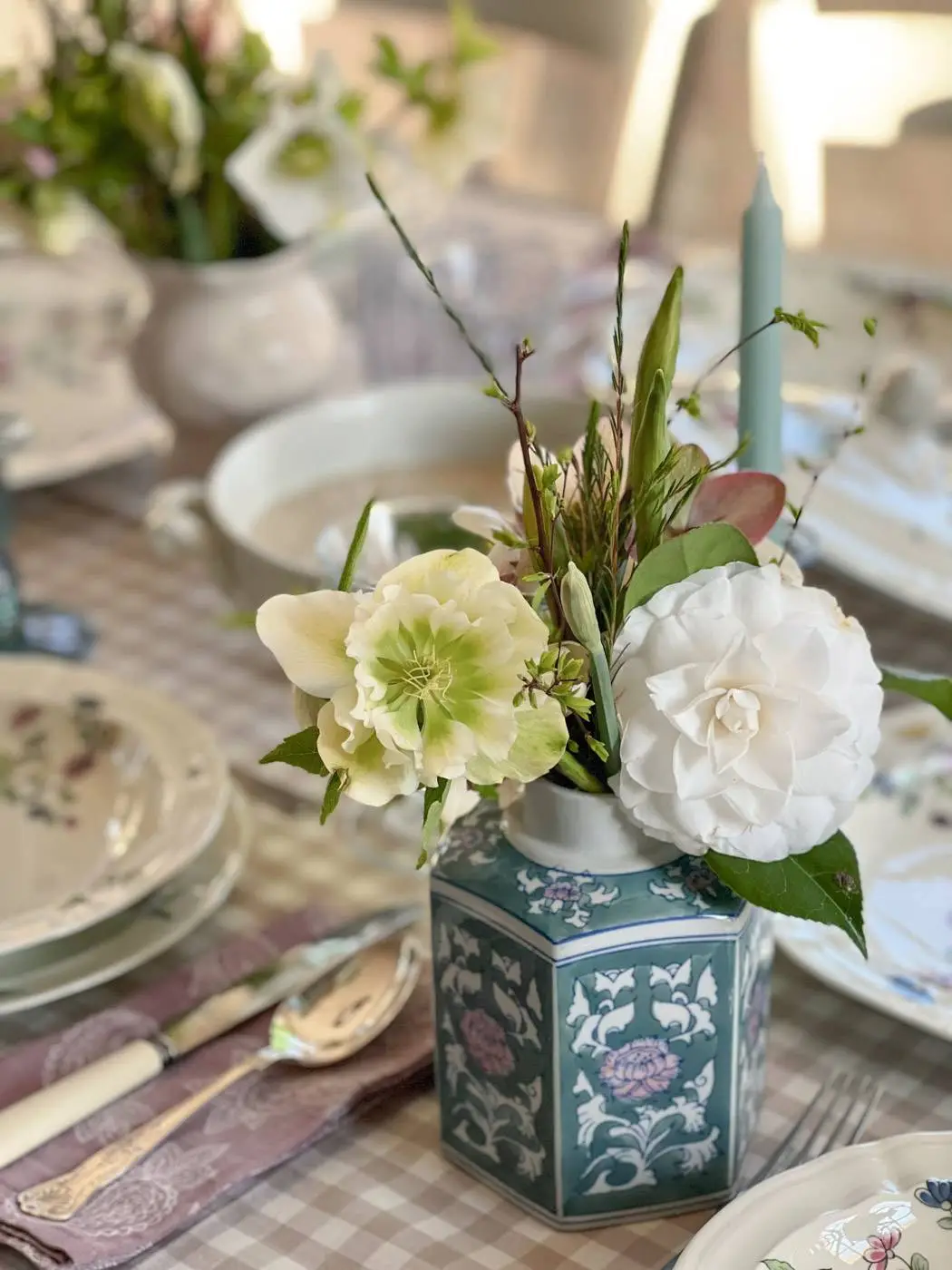dresser une table avec des hellebores tablescape french country-05