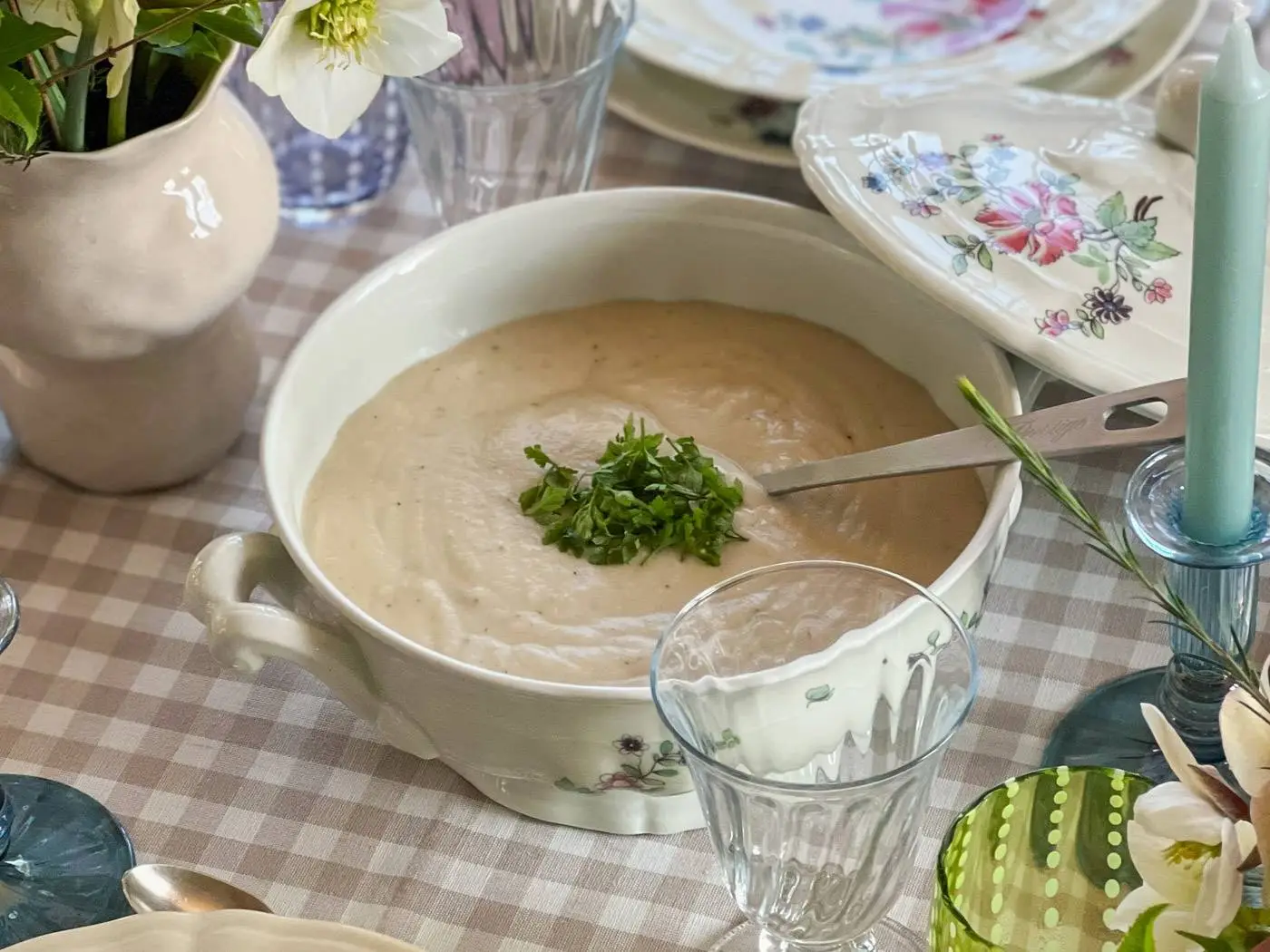 dresser une table avec des hellebores tablescape french country-57