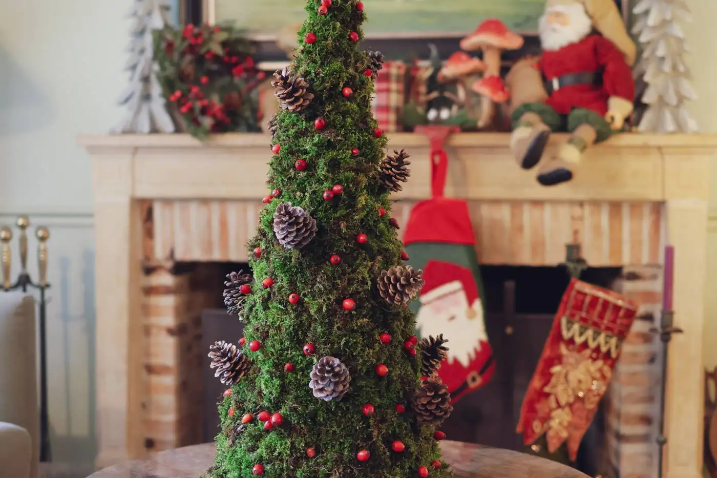 Petite Maison En Bois De Noël Avec Décoration D'arbre De Noël à L'intérieur  De La Clôture
