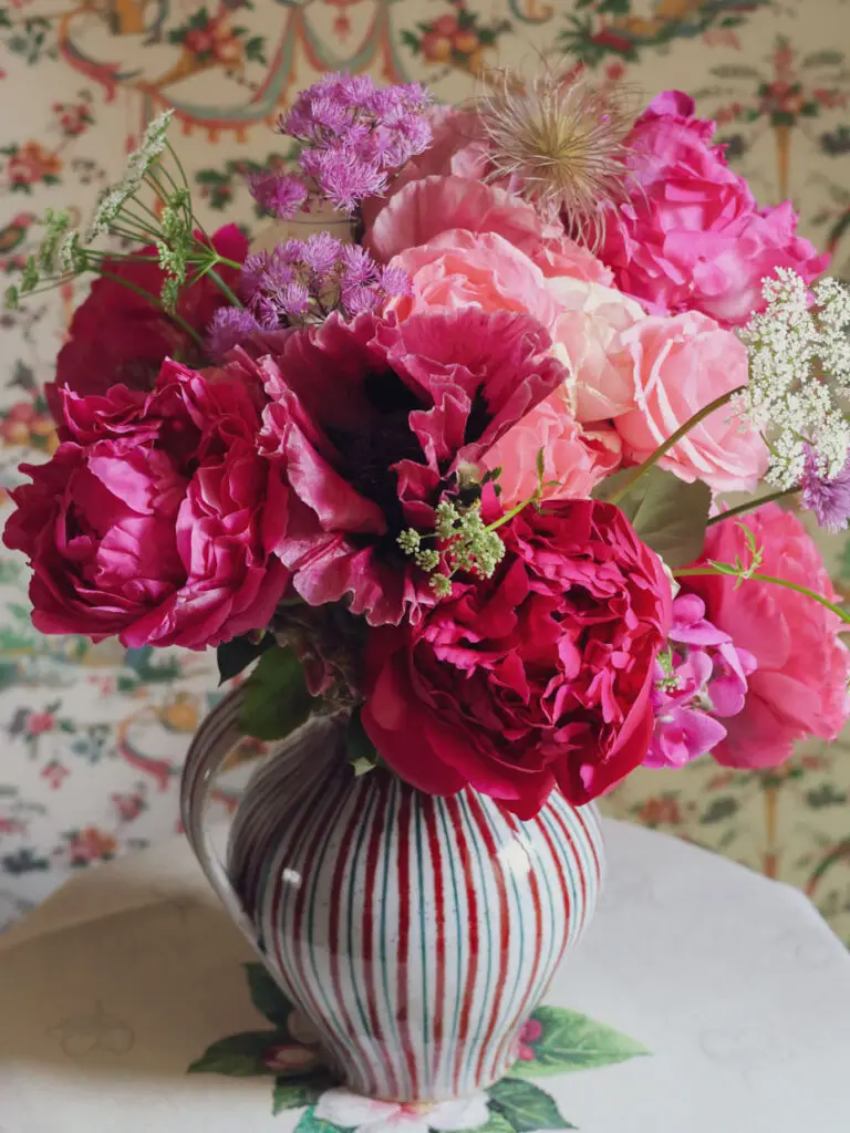 bouquet roses pivoines pavots detail