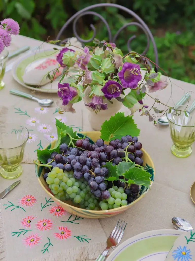 dresser table florale fin été end of summer floral tablescape