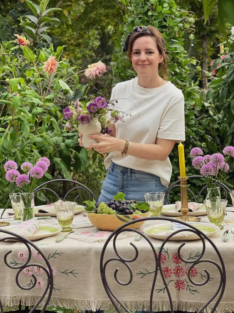 dresser table florale fin été end of summer floral tablescape